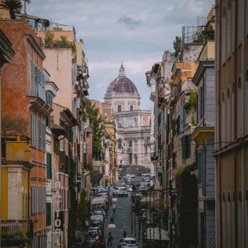 Rue animée dans le quartier Monti à Rome